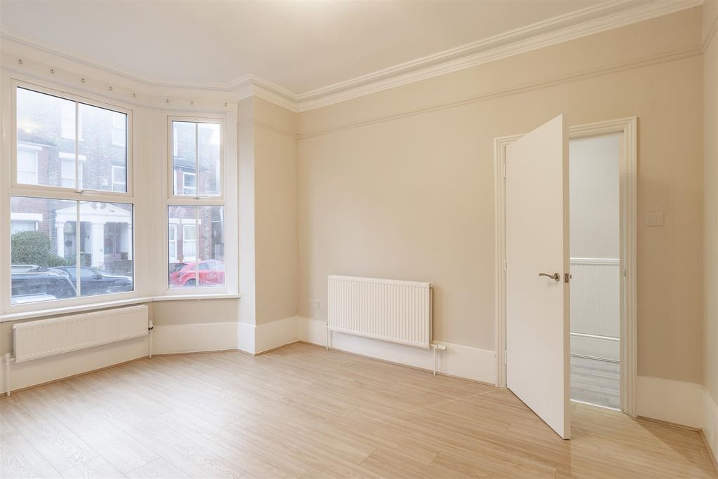 Property photo 3 of 20 Flat 1 - 21 Grove Rd-03 Copy.Jpg