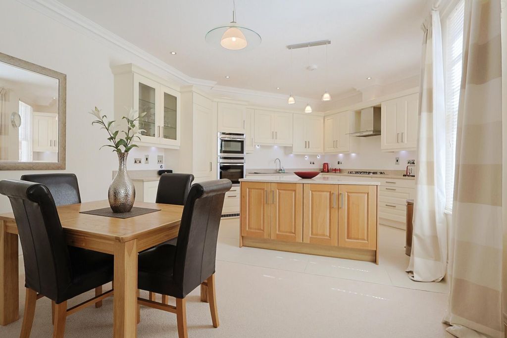 Property photo 3 of 18 Kitchen