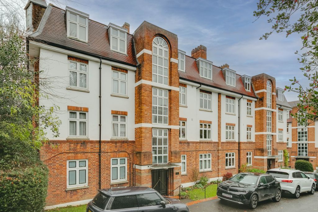 Property photo 1 of 9 32 Highlands Court, Se19 - 18