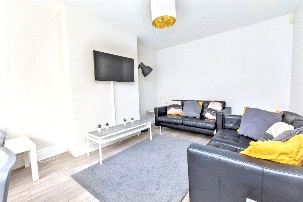 Property photo 3 of 15 31 Woodside12