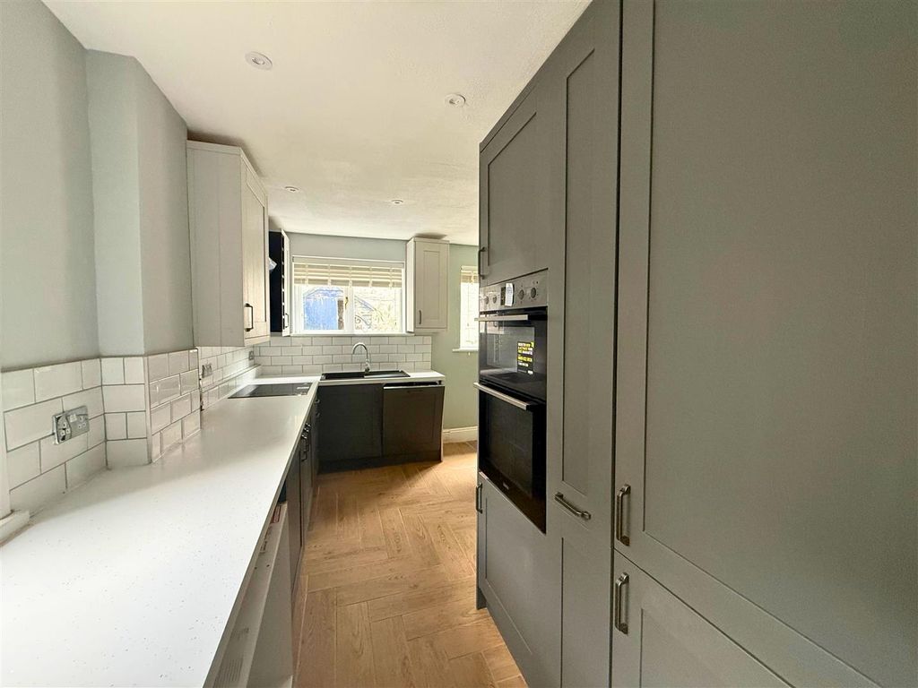 Property photo 3 of 11 Kitchen