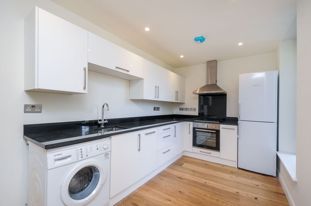 Property photo 2 of 7 London Road (1)