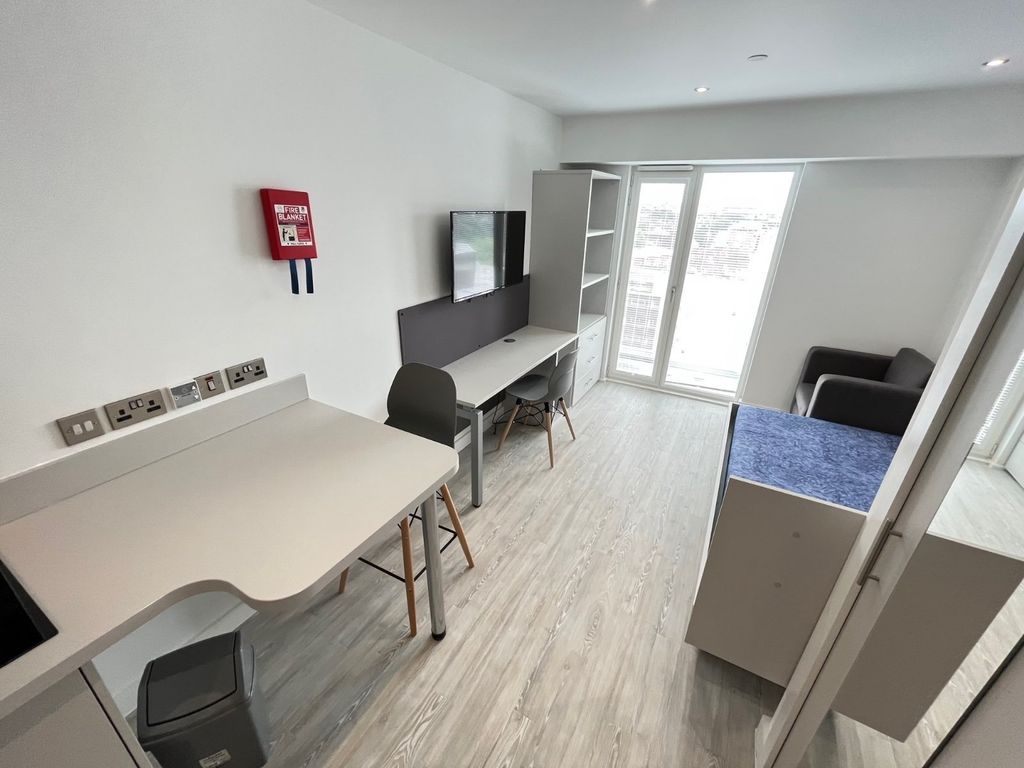 Property photo 3 of 10 Studio