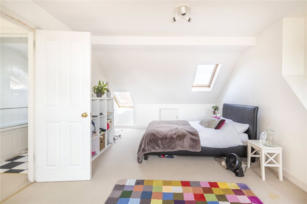 Lessar Avenue, Clapham Common SW4 photo 2