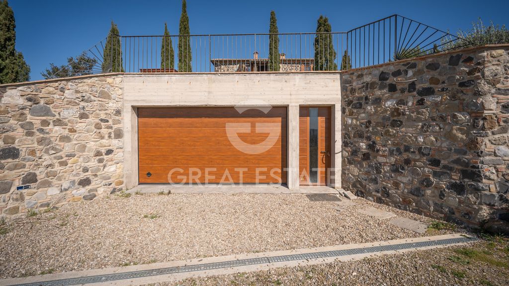 Property photo 2 of 173