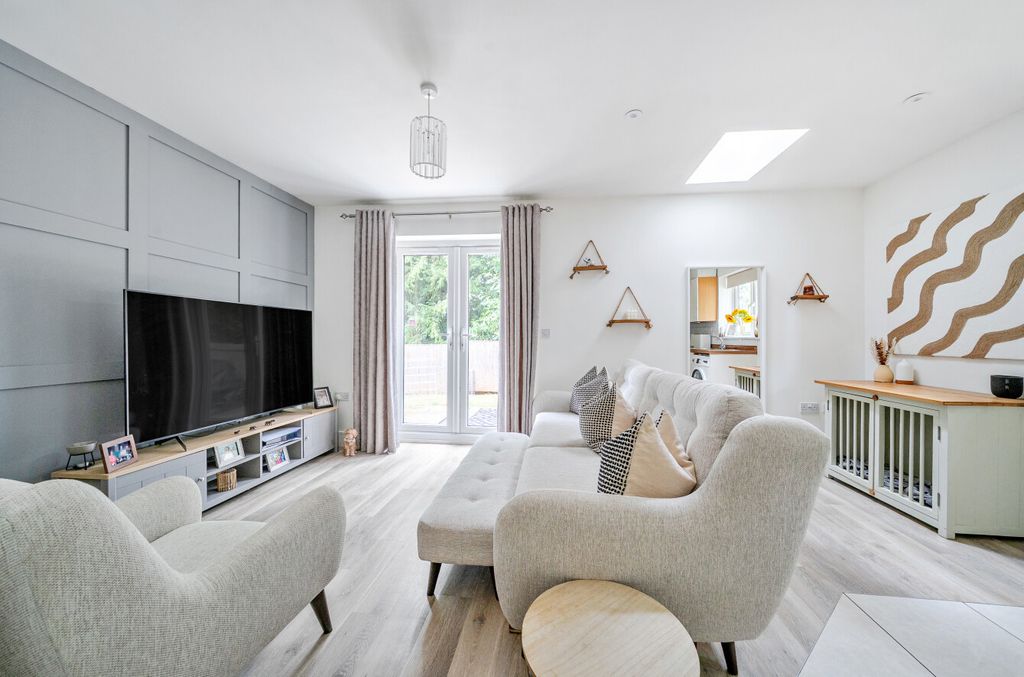 Property photo 3 of 10 1328957-3-6880E12...