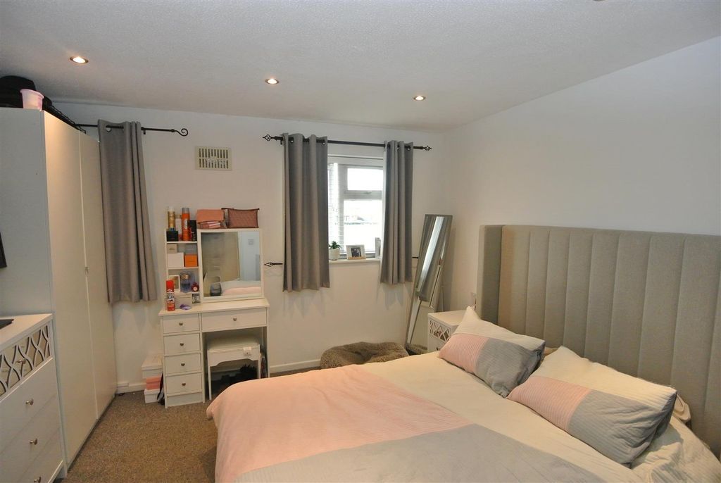 Property photo 3 of 10 Bedroom 1A.Jpg