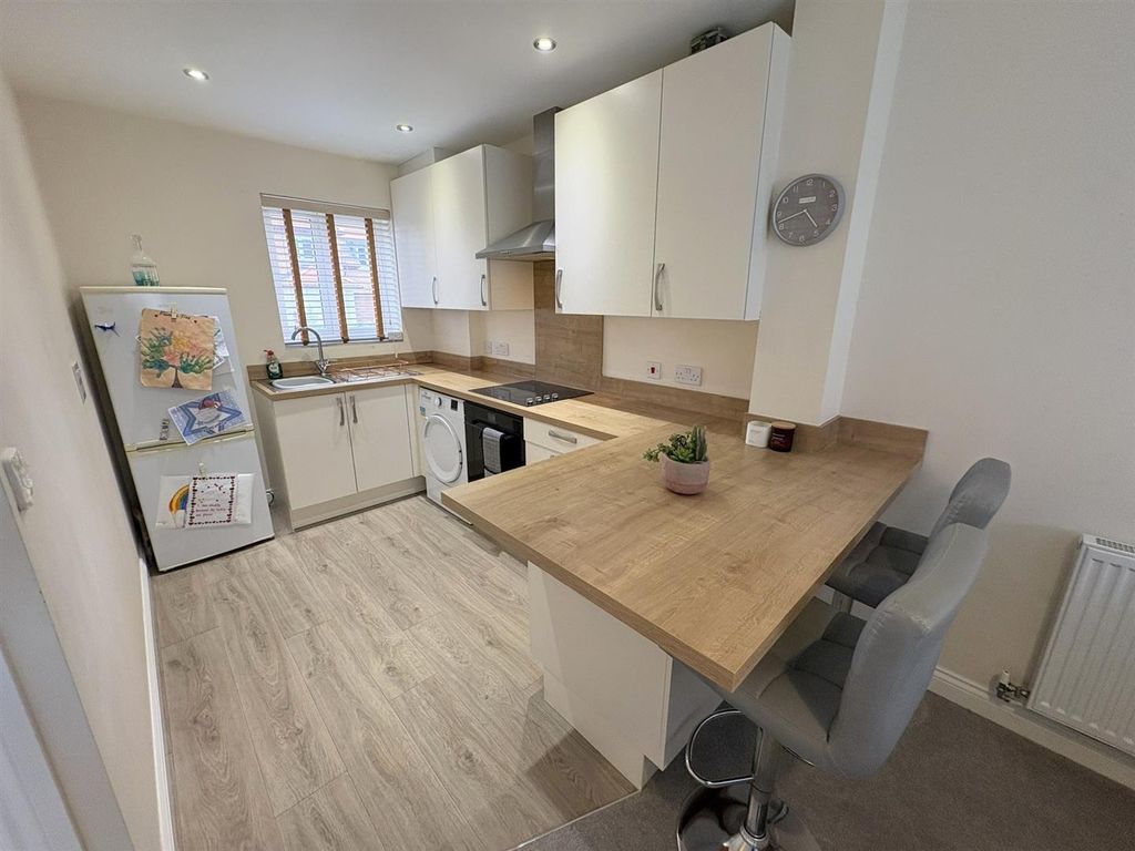 Property photo 2 of 12 Kitchen