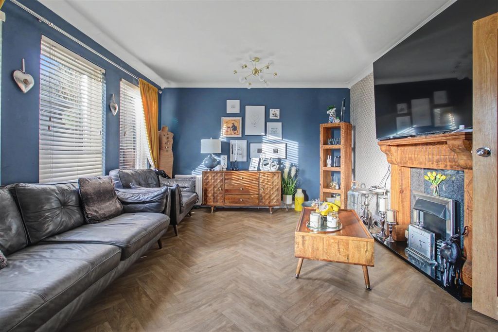 Property photo 3 of 27 Lounge