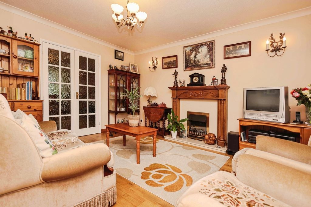 Property photo 3 of 21 Lounge