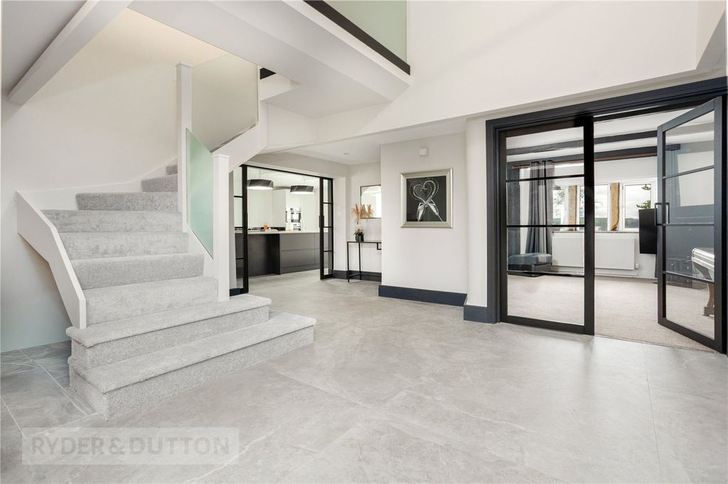 Property photo 3 of 34 Entrance Hall