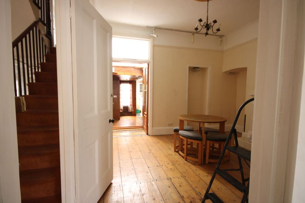 Property photo 2 of 33