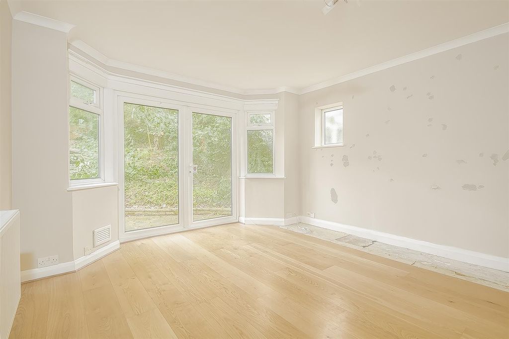 Property photo 3 of 12 House-Holly-Lane-East-Banstead-108.Jpg