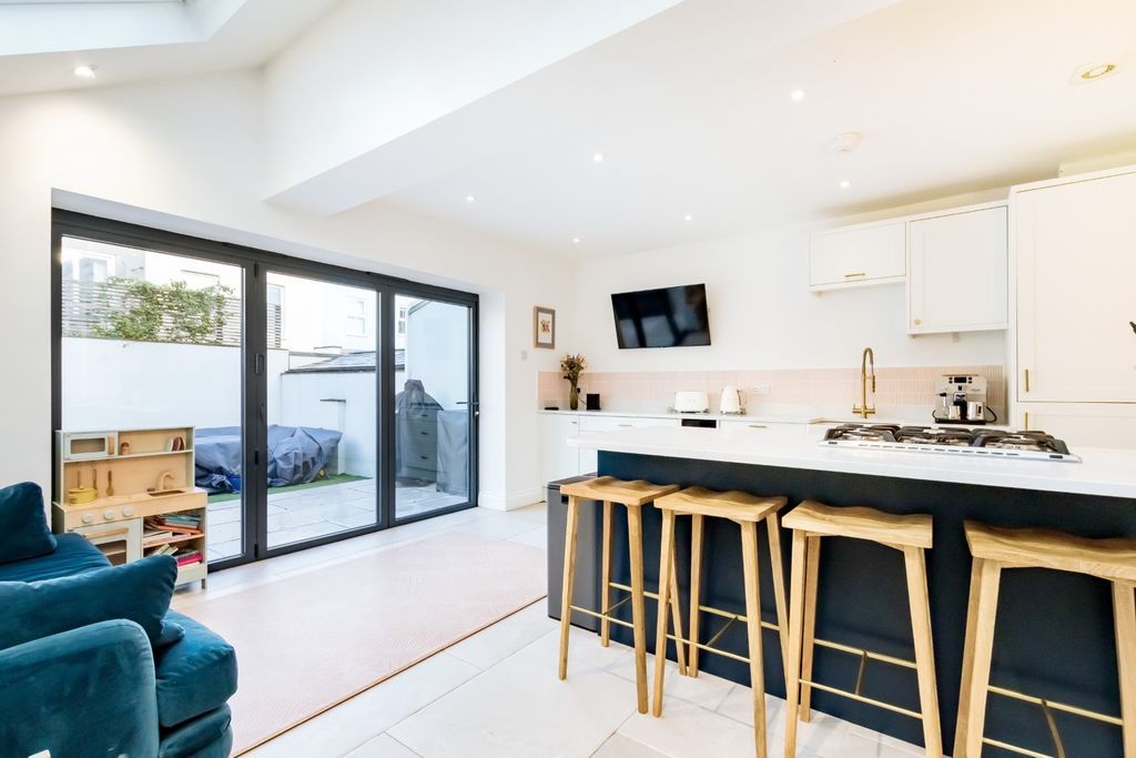 Property photo 2 of 18 Kitchen