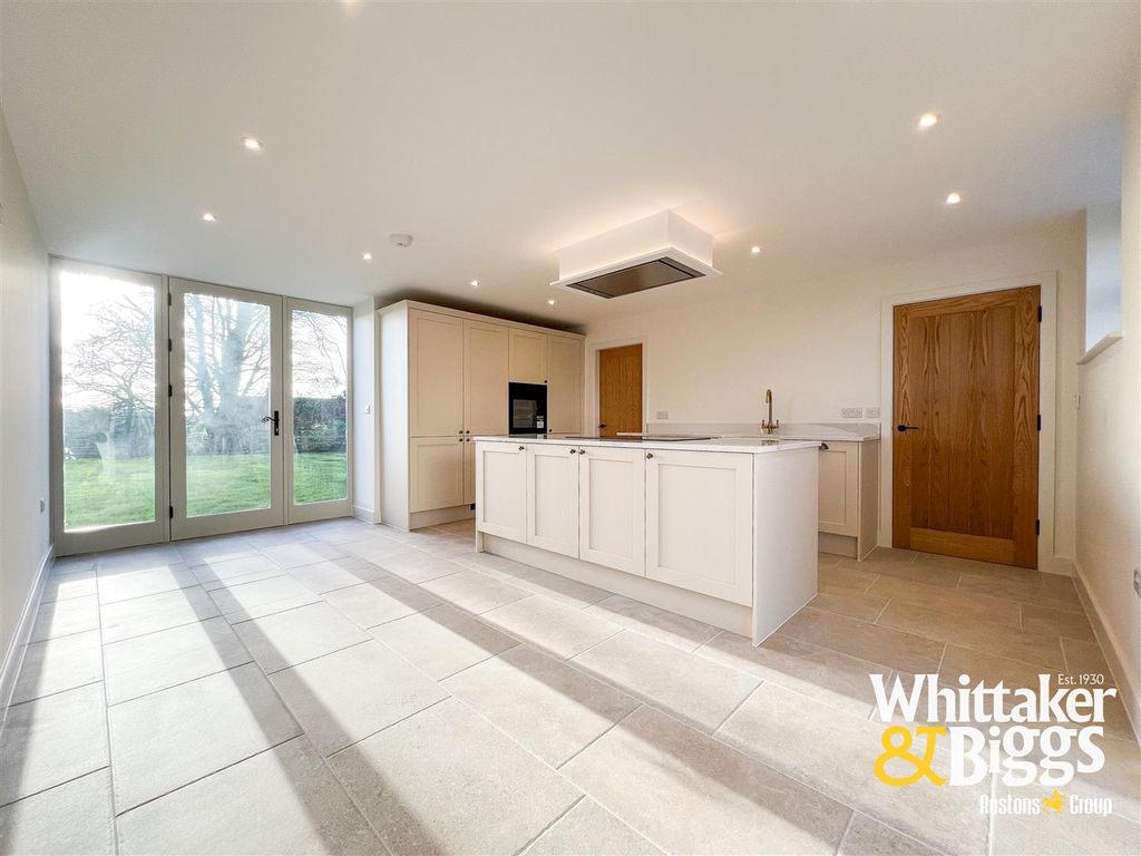 Property photo 3 of 27 Kitchen