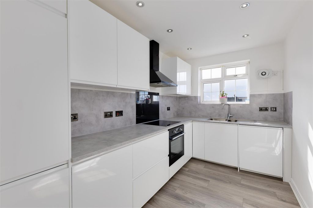 Property photo 2 of 8 Kitchen