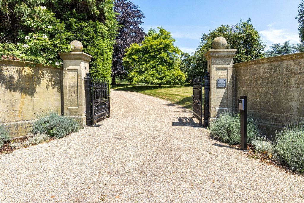 Property photo 2 of 31 Entrance