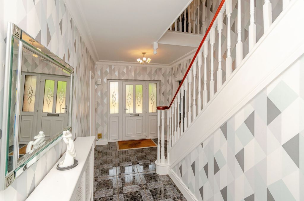 Property photo 2 of 22 Entrance Hall