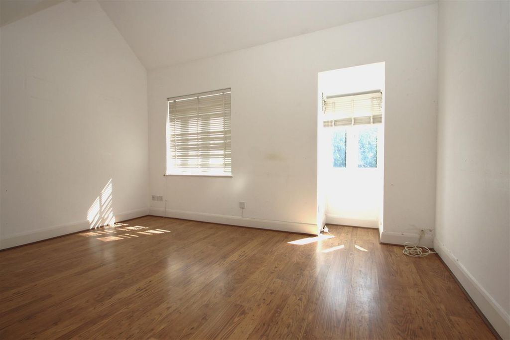 Property photo 2 of 10 Lounge.Jpg