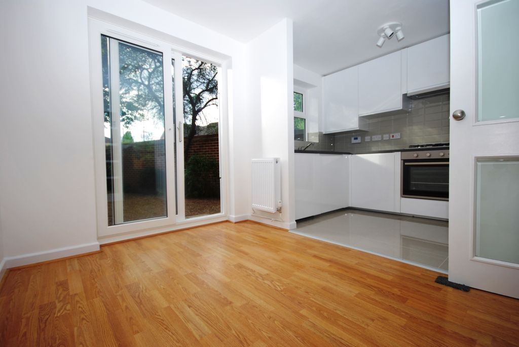 Property photo 2 of 12 Abbotswood Road