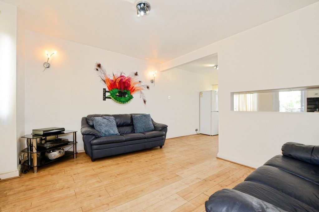 Property photo 3 of 19 Living Room