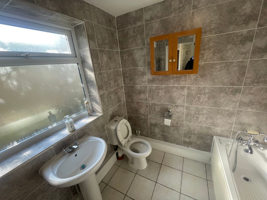 Property photo 2 of 17 Bathroom (1).Jpeg