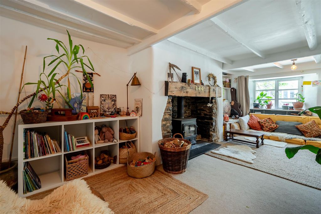 Property photo 2 of 17 Holly 26 Sittingroom.Jpg