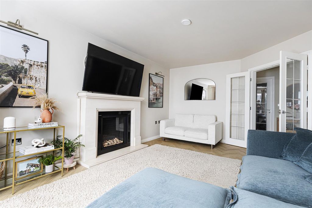 Property photo 3 of 60 Lounge