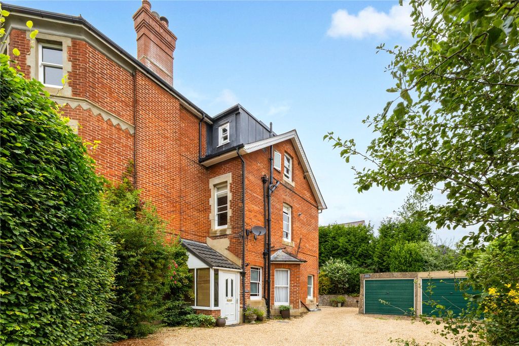 Property photo 1 of 11 Parking