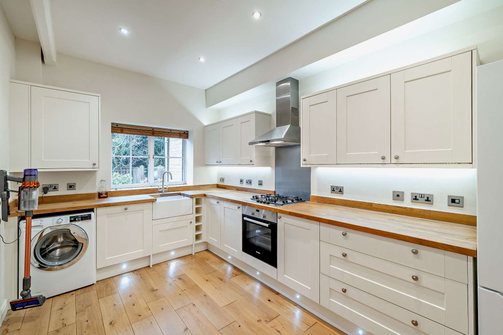 Property photo 2 of 11 Kitchen