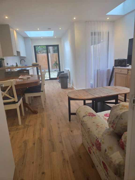 Property photo 1 of 14 Modern, Fully Refurbished 2€‘Bed Flat In N10 2Hx