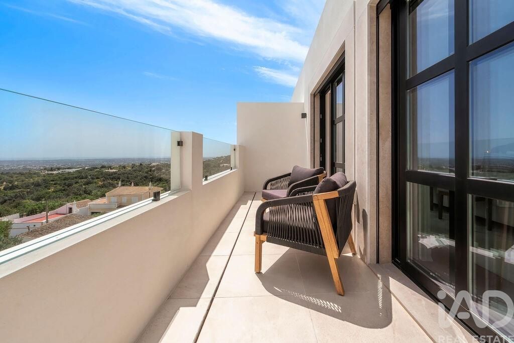 Property photo 2 of 40