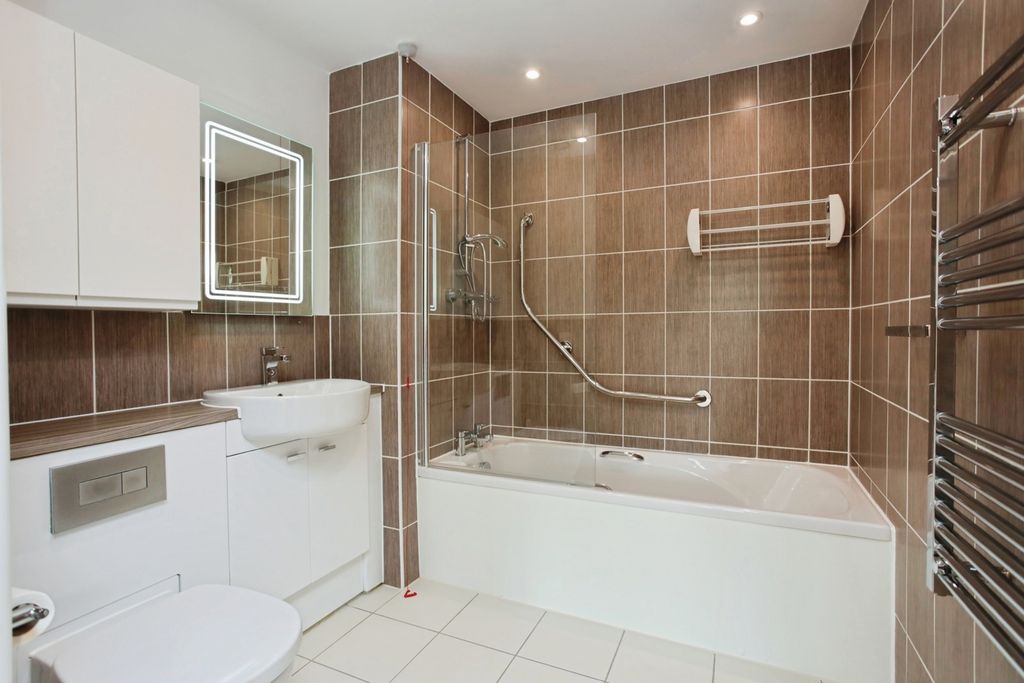 Property photo 3 of 19 Bathroom