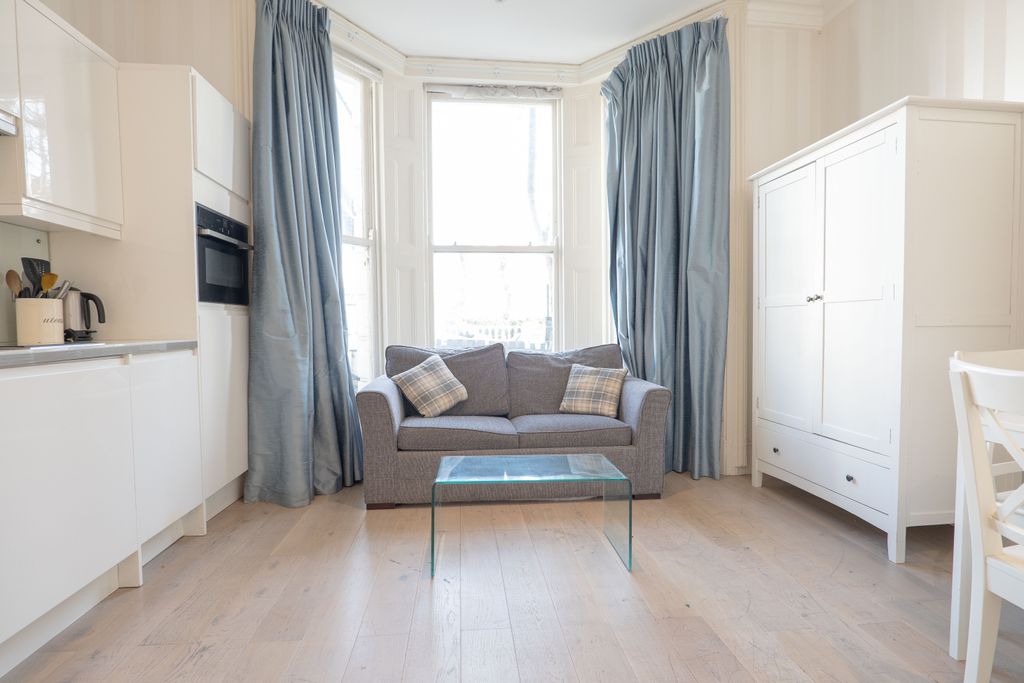 Property photo 1 of 6 Studio To Rent