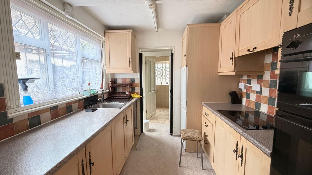 Property photo 1 of 6 2 Bed Terraced House To Rent Dore Avenue, London E12