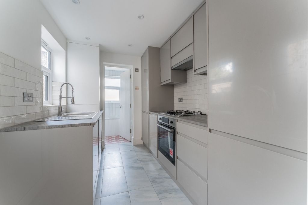 Property photo 2 of 15 6102811