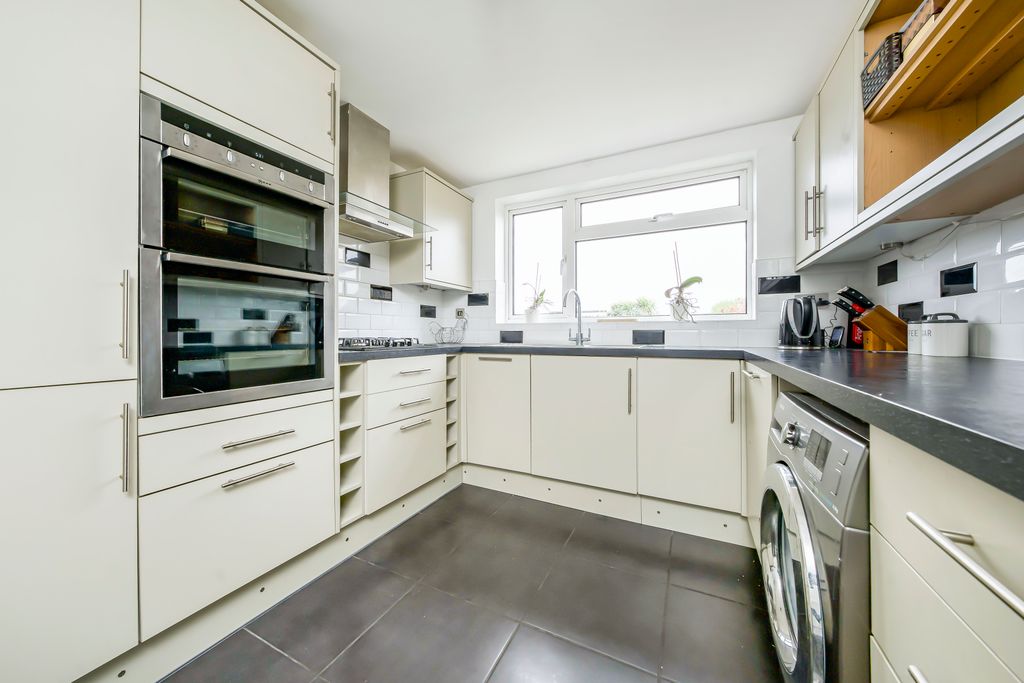 Property photo 3 of 17 Image00015