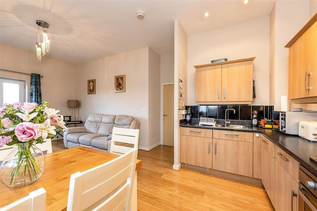 Property photo 3 of 9 Kitchen