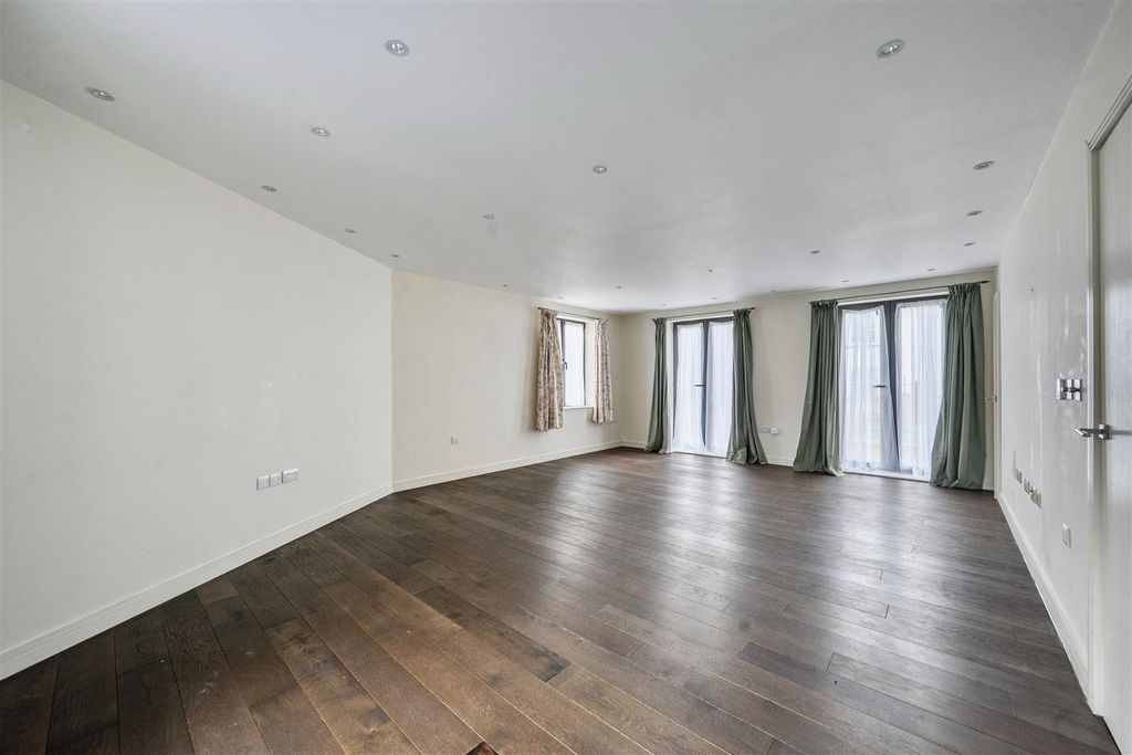 Property photo 2 of 14 1417607-13-6997323F9630F.Jpg