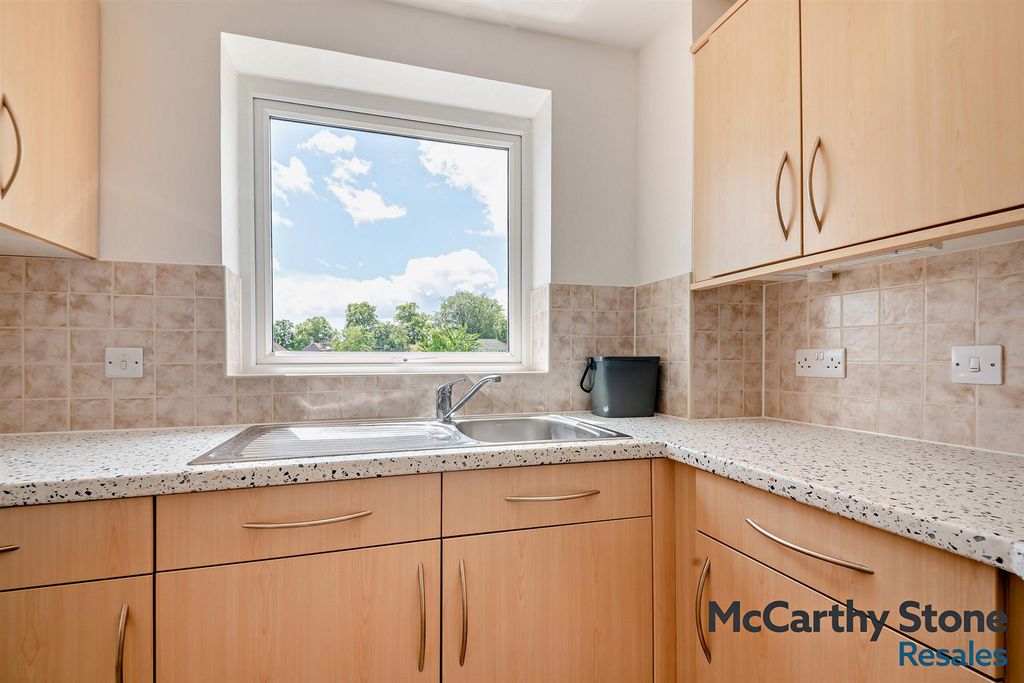 Additional image 13 of 2 bed flat for saleBenedict Court, Western Avenue, Newbury, Berkshire RG14