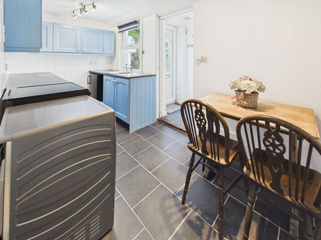 Property photo 3 of 10 Kitchen