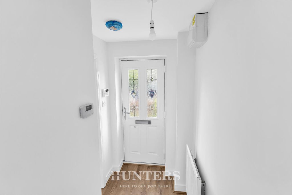 Property photo 2 of 16 Hallway