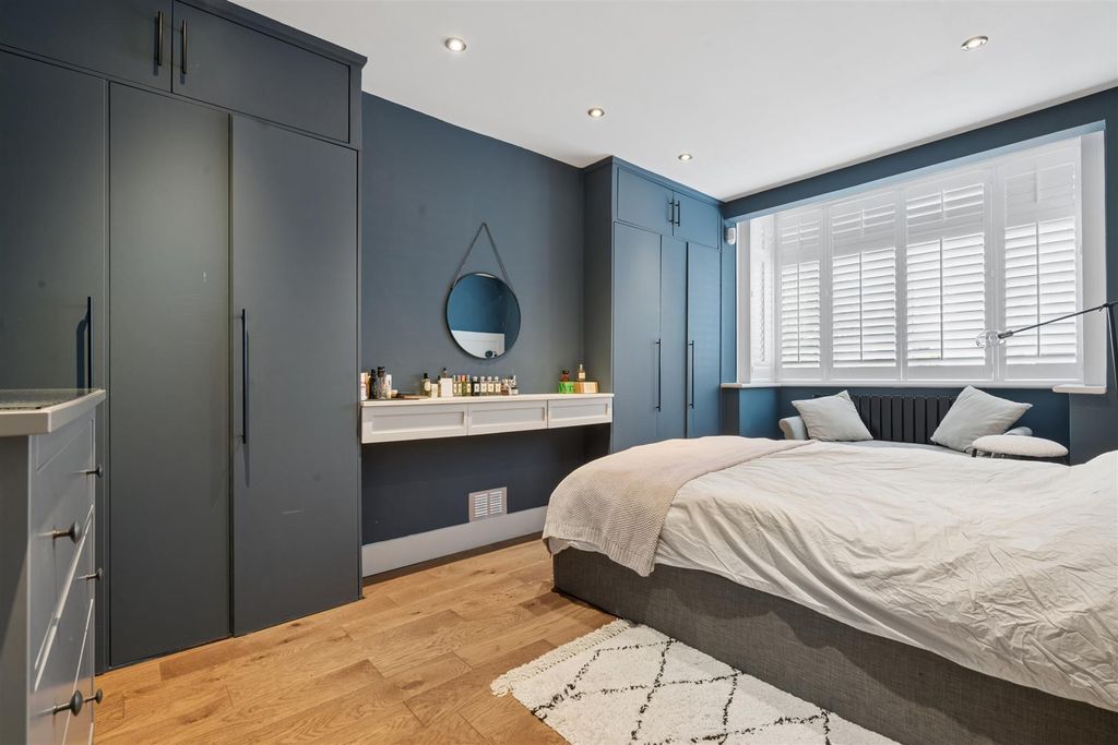 Property photo 2 of 13 Abbott Ave, Wimbledon Chase, Sw20 8Sg Bedroom