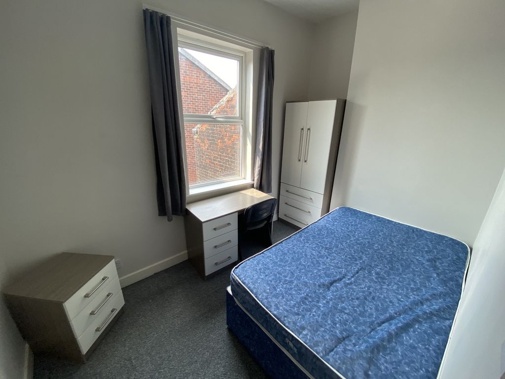 Property photo 3 of 13 This Inviting Double Bedroom Features Ample Natura...
