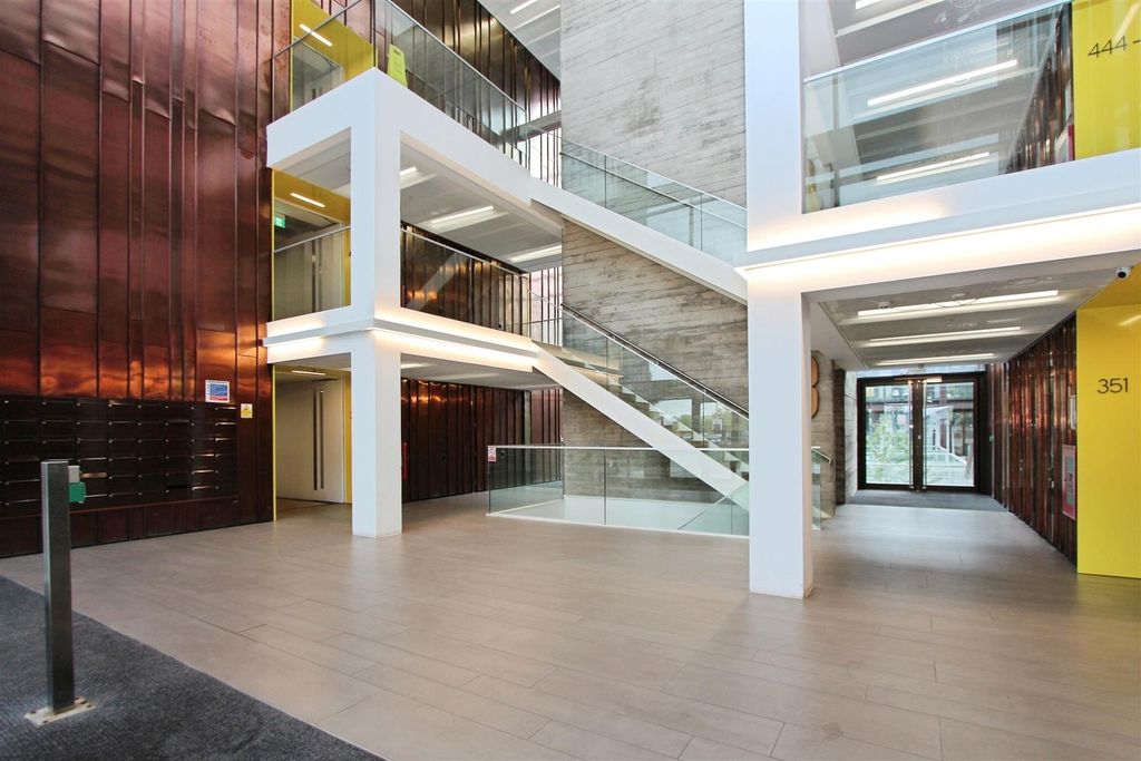Property photo 2 of 20 Communal Entrance