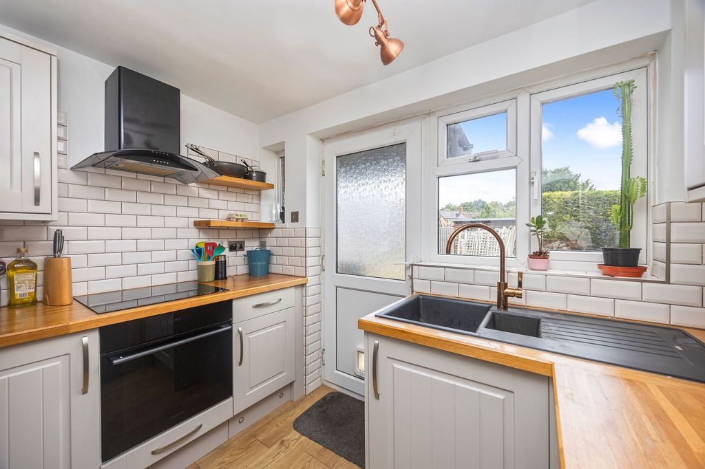 Property photo 3 of 18 Kitchen