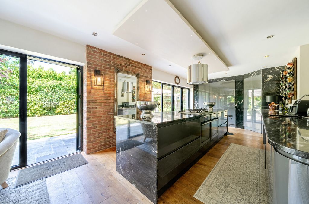 Property photo 3 of 30 1301725-25-683d83...
