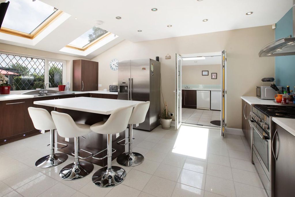 Property photo 3 of 33 Kitchen Breakfast Room