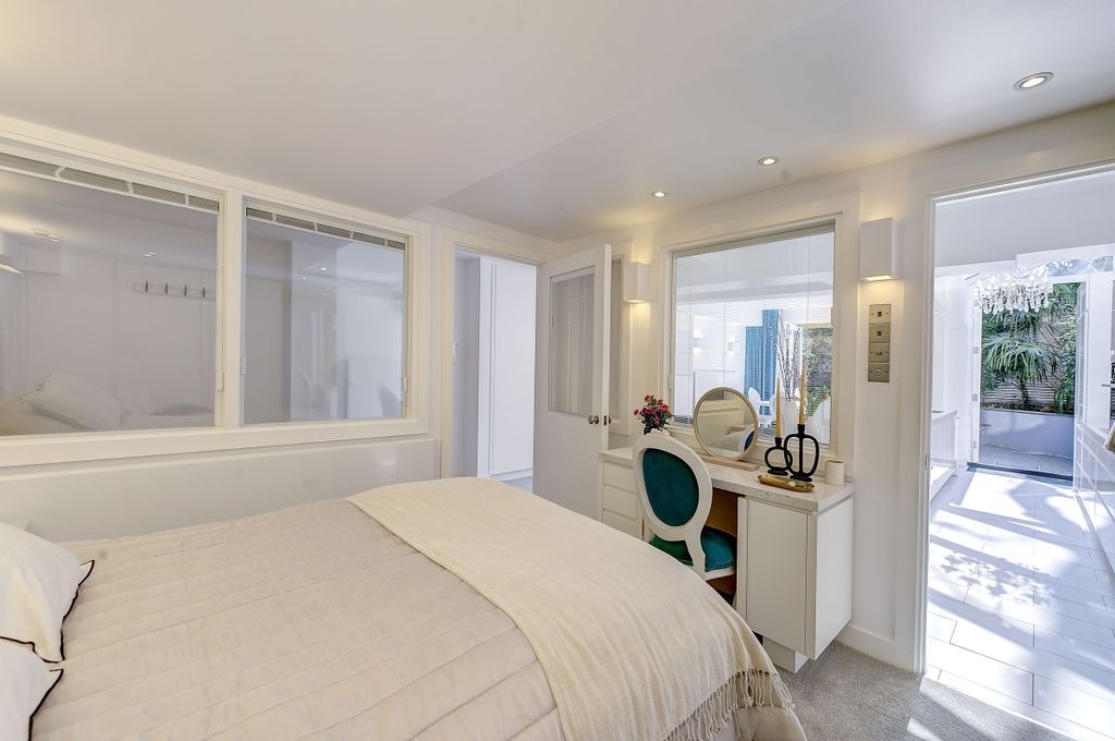 Property photo 3 of 11 14A Sunderland Te...