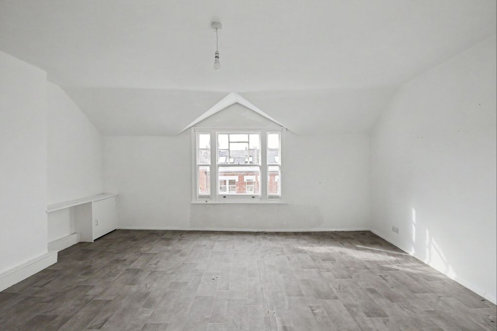 Property photo 3 of 9 8C Gascony Avenue, Kilburn, London Nw6 4Na